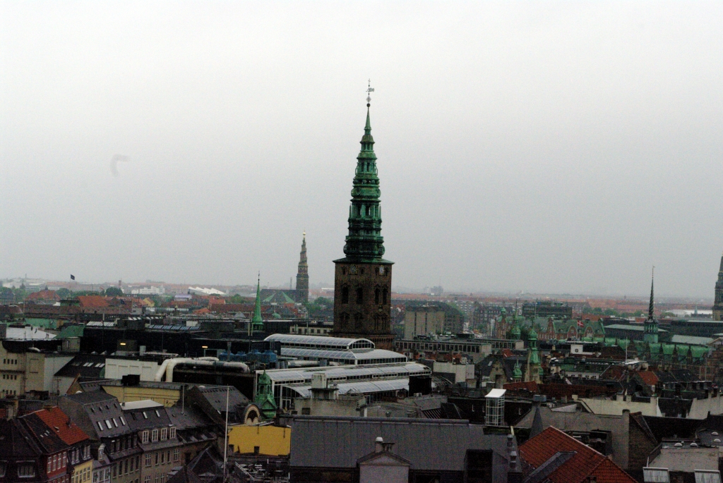 Вид на зеленые шпили Копенгагена со смотровой площадки