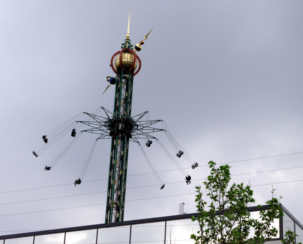 Говорят, эта карусель в парке Тиволи - самая