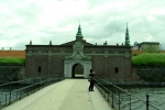 Вход в замок Кронборг - по мосту через ров
