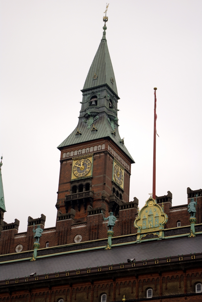 Шпиль здания Ратуши в Копенгагена. Наверх ведут 300