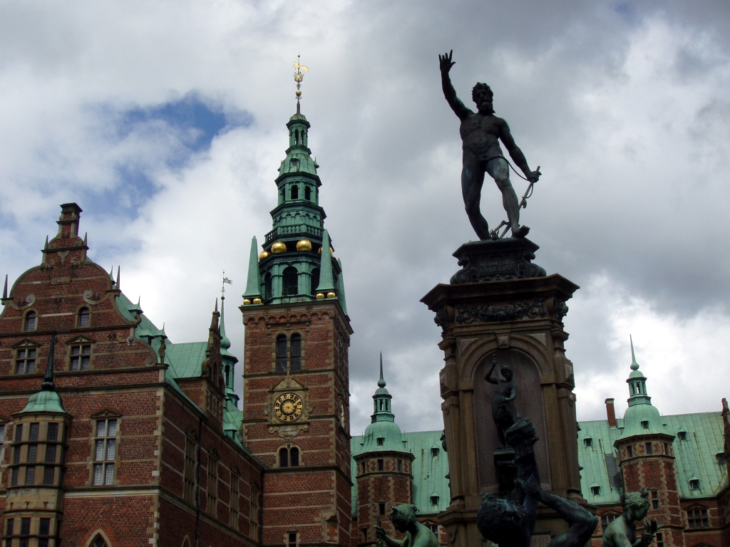 Замок Фредериксборг чрезвычайно красив, у него буквально сказочный