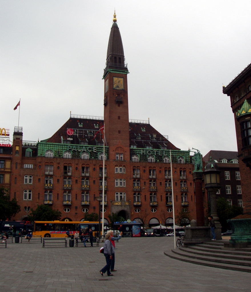Отель "Палас" на Ратушной площади Копенгагена. Видна колонна