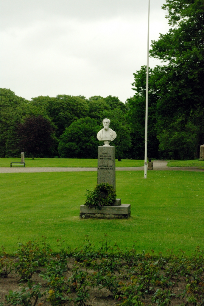 В парке у дворца Егерсприс. Один из бюстов