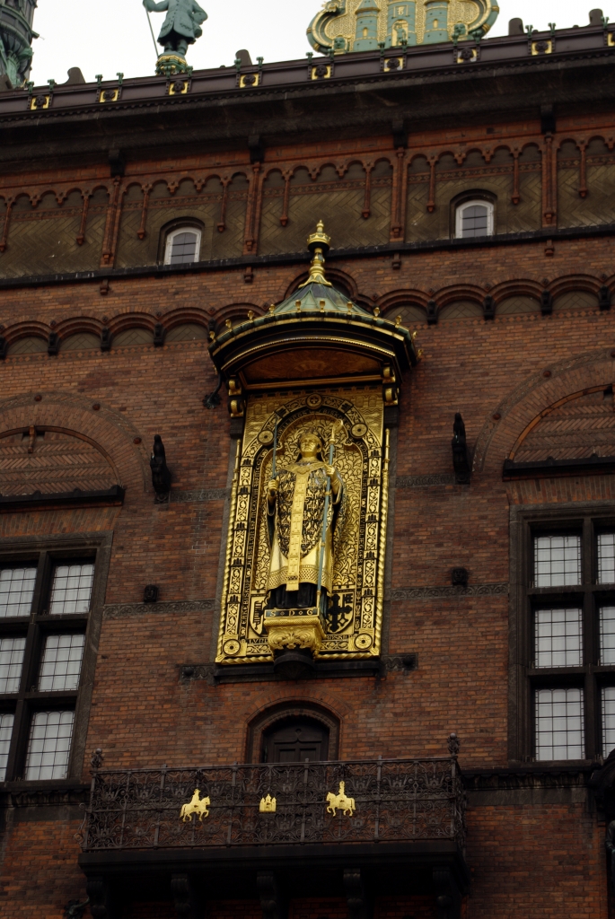 Статуя архиепископа Абасалона — основателя Копенгагена на здании