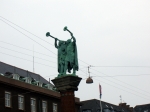 Статуи викингов-трубадуров на Ратушной площади Копенгагена. По официальной версии они