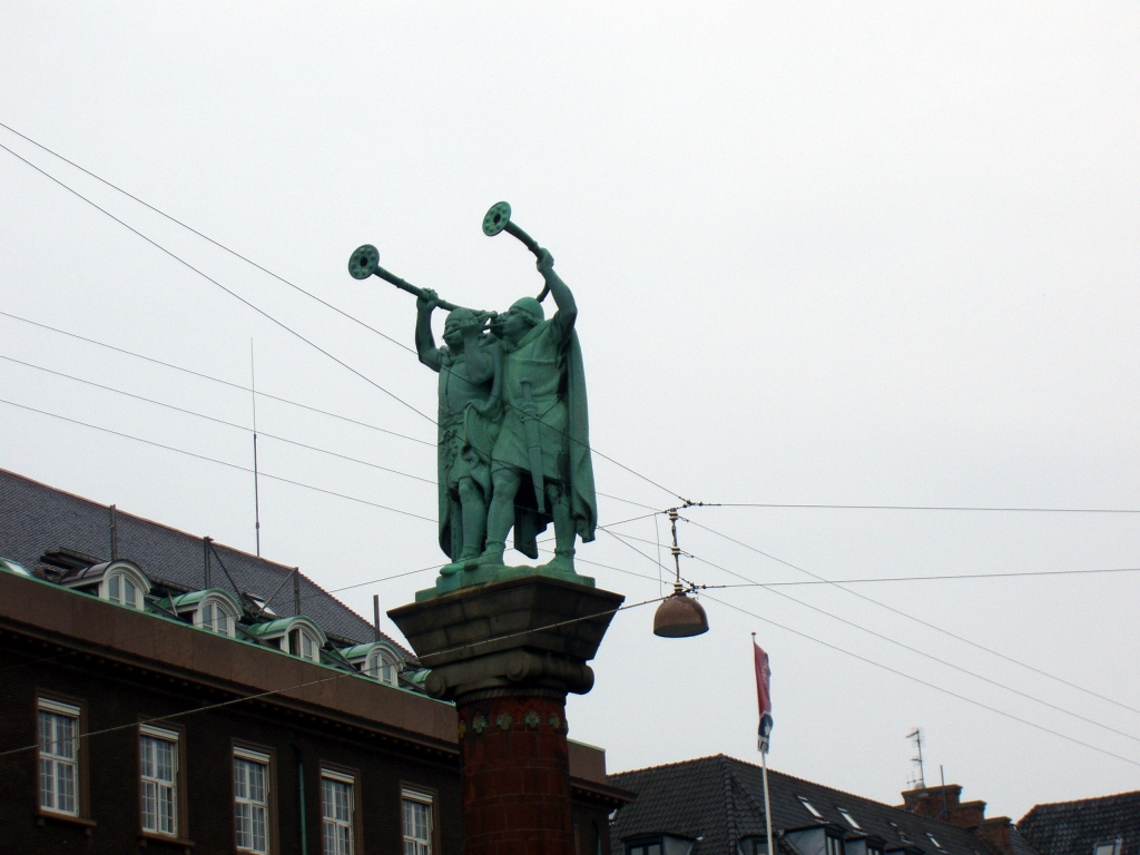Статуи викингов-трубадуров на Ратушной площади Копенгагена. По официальной