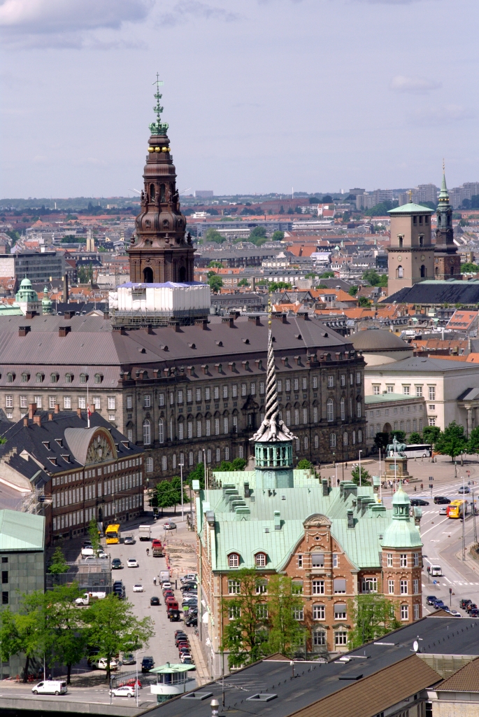 Вид на Копенгаген с винтовой лестницы на башне