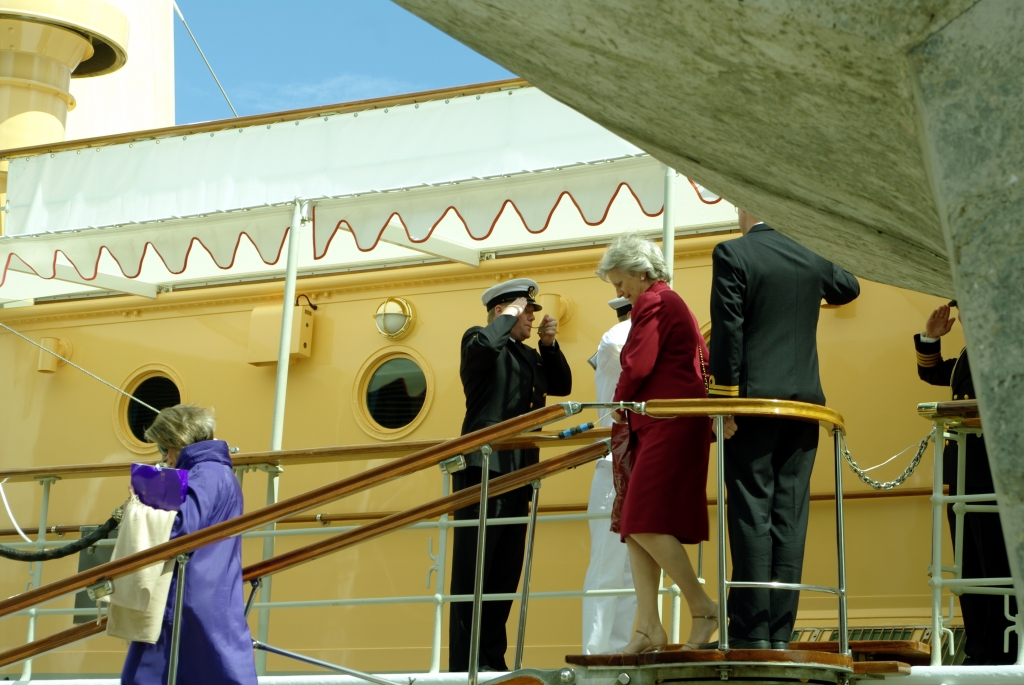 Экипаж королевской яхты выполяет какие-то ритуальные действия при