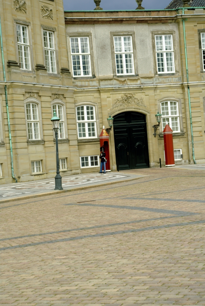 Гвардеец у входа в королевский дворец Амалиенборг в