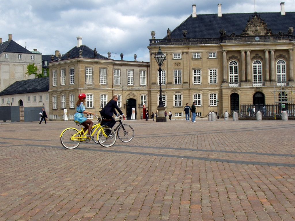 Велосипедисты у резиденции королевской семьи Дании - дворца