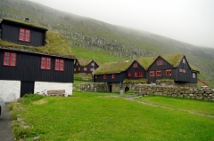Как и в Норвегии и Исландии, дома на Фарерах, особенно старые, часто с покрытой дерном "травяной" крышей.
