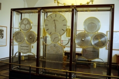 Самые сложные в мире крупногабаритные астрономические часы Йенса Ольсена. Они размещены в здании Ратуши, справа после входа. За вход в помещение, где располагаются часы берется отдельная плата. Часы уникальны по точности хода, по количеству составляющих их деталей и количеству функций. Часы были установлены в здании Ратуши и торжественно запущены 15 декабря 1955 Королем Фредериком IX и внучкой знаменитого мастера Бриджит Ольсен. Сам Йенса Ольсена, к сожалению, не дожил до этого дня, он умер в 1945 году, посвятив 40 лет жизни конструированию уникального механизма часов.
