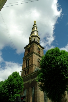 Одно из очень запоминающихся зданий Копенгагена - церковь Христа Спасителя с винтовой лестницей на внешней стороне шпиля.