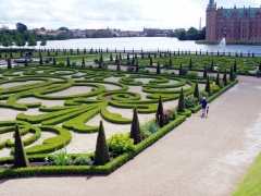 В начале парка у дворца Фредериксборг, на берегу озера - цветочные кусты, постриженные в форме королевских монограмм, которые дети путают с лабиринтами.