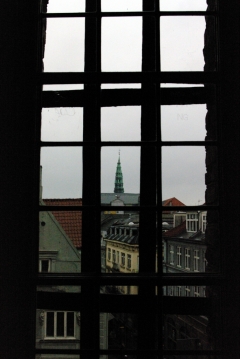 Вид из одного из окон вдоль спиральной дороги на вершину Круглой башни Рундеторн (Rundetaarn) в Копенгагене.