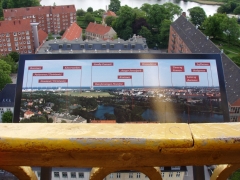 На лестнице шпиля церкви Христа Спасителя для туристов сделаны спеланы специальные таблички, поясняющие расположение зданий Копенгагена, которые видны с этой великолепной обзорной площадки.