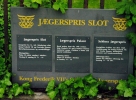 Стенд с информацией на трех языках, который встречает посетителя замка Егерсприс на полуострове Hornsherred.