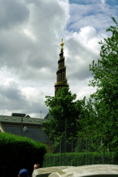 Вид на церковь Христа Спасителя из Христиании. Церковь является ее своеобразным маяком в Копенгагене.