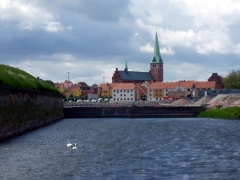 Вид на Эльсинор со стороны замка Кронборг.