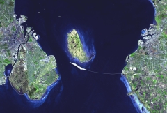 Снимок переправы через пролив Эресунн, сделанный спутником NASA. Справа - шведский город Мальмё, слева - Копенгаген. В середине пролива видны два острова. Большой - "Соль", и маленький рукотворный - "Перец". Название последнего - милая шутка датчан.