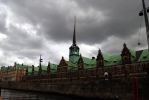 Вид на здание бывшей фондовой биржи Копенгагена со стороны канала.